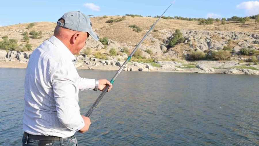 Güzelyurt Göleti’nde Vatandaşların Balık Tutma Keyfi