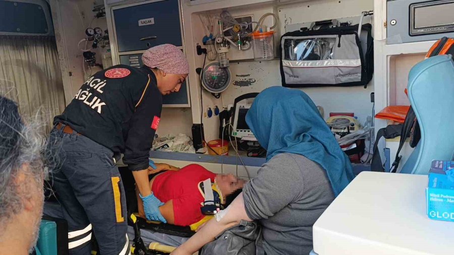 Virajı Alamayan Elektrikli Bisiklet Devrildi: 2 Yaralı