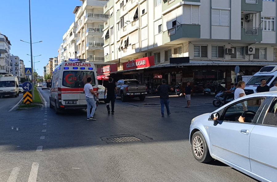 Virajı Alamayan Elektrikli Bisiklet Devrildi: 2 Yaralı