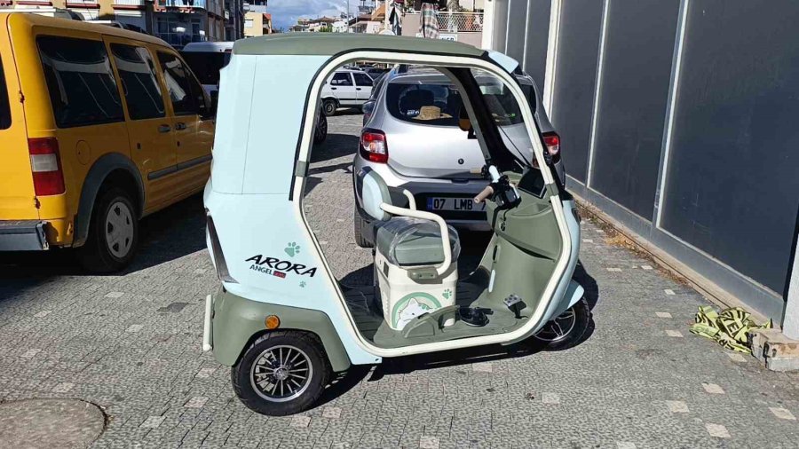 Virajı Alamayan Elektrikli Bisiklet Devrildi: 2 Yaralı