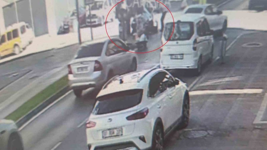 Virajı Alamayan Elektrikli Bisiklet Devrildi: 2 Yaralı