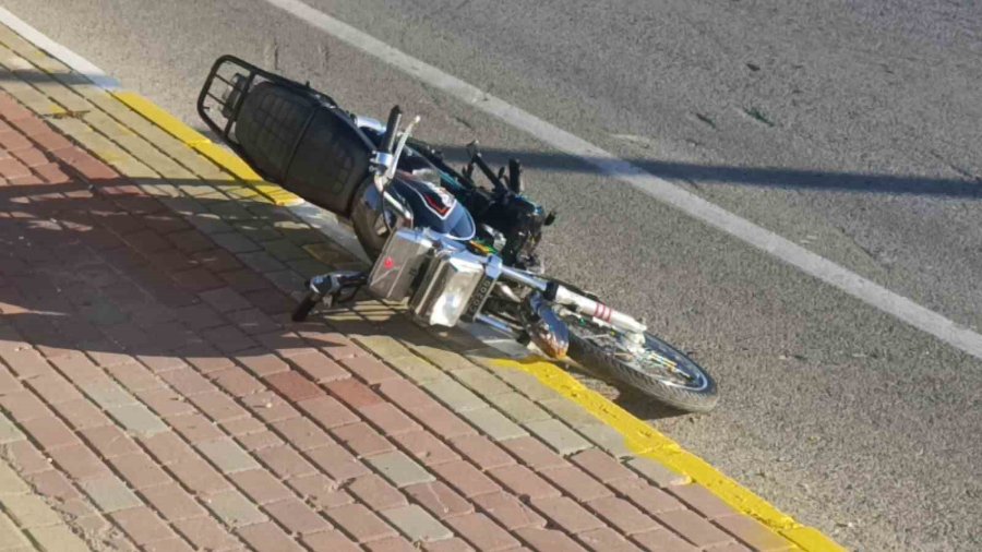 ’dur’ İhtarına Uymayan Sürücü Kaza Yapınca Motosikleti Bırakıp Kaçtı