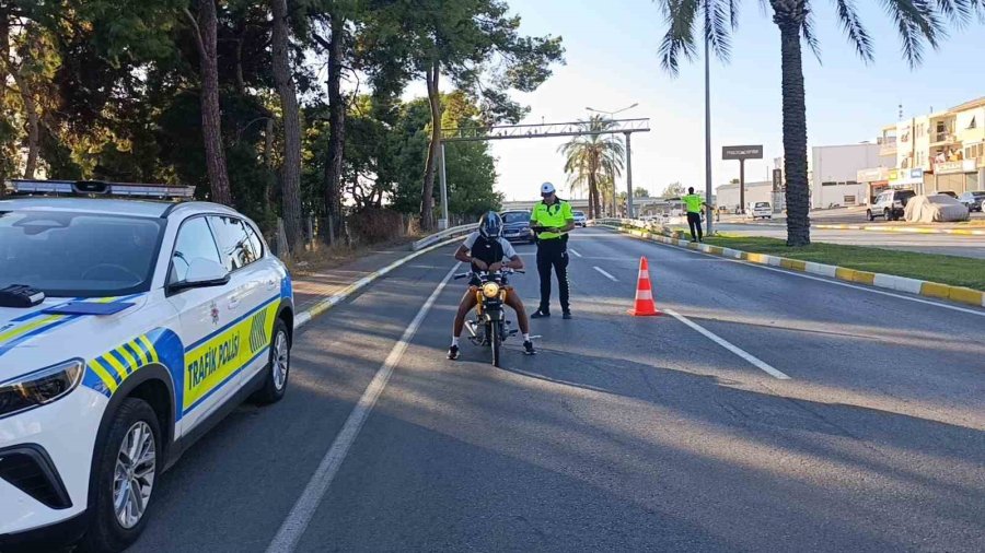 ’dur’ İhtarına Uymayan Sürücü Kaza Yapınca Motosikleti Bırakıp Kaçtı
