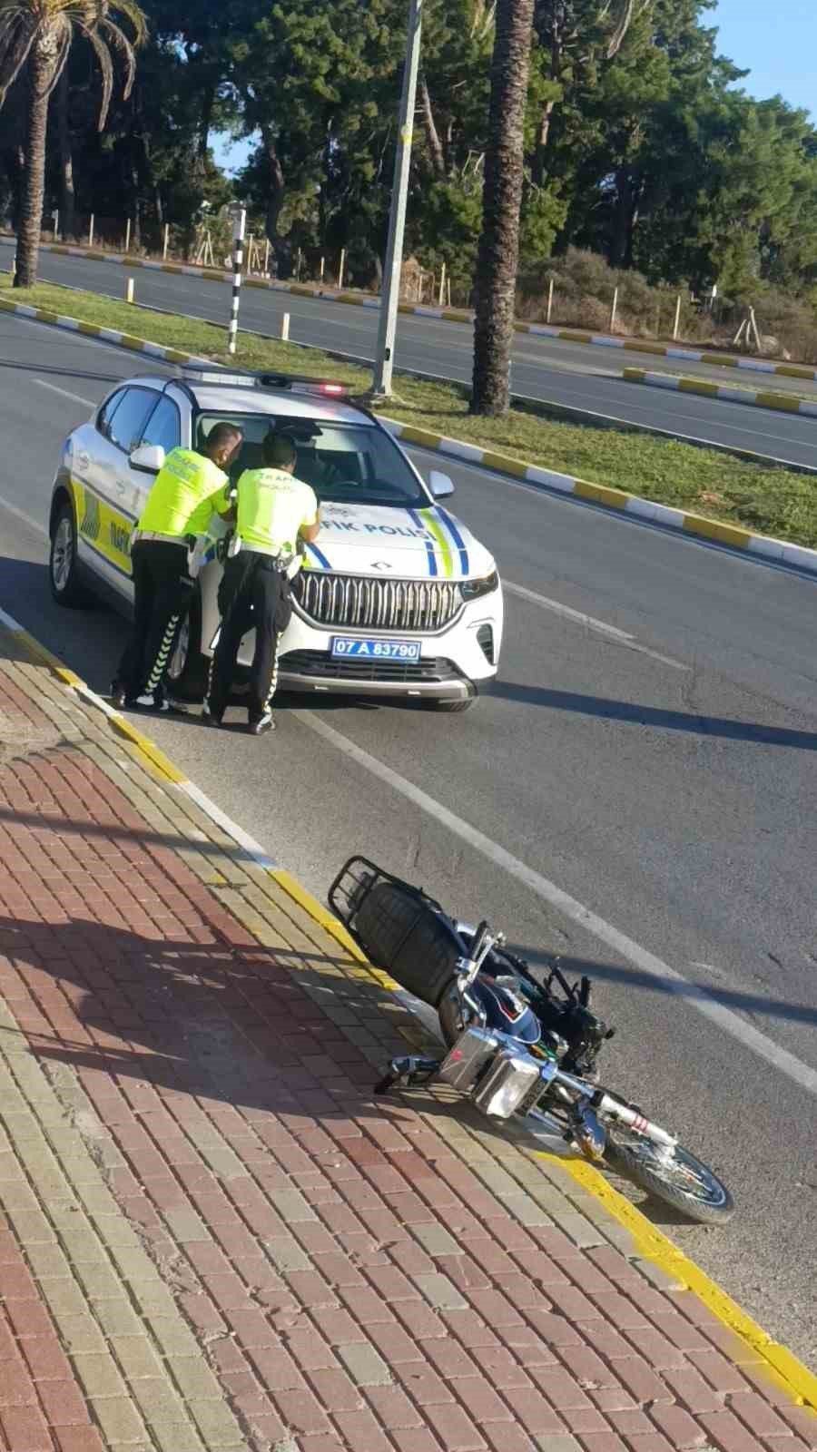 ’dur’ İhtarına Uymayan Sürücü Kaza Yapınca Motosikleti Bırakıp Kaçtı
