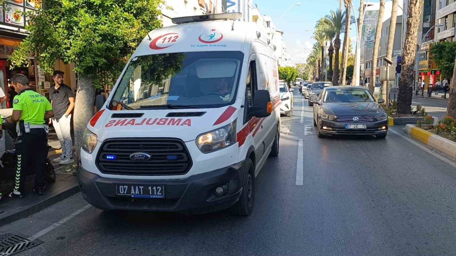 Yaya Geçidinde Ölümden Döndü, O Anlar Güvenlik Kamerasına Yansıdı