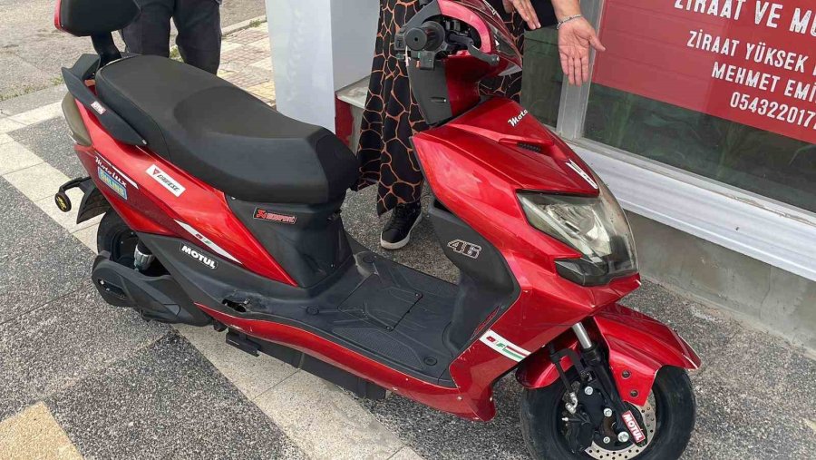 Otomobille Elektrikli Bisikletin Çarpıştığı Kaza Kamerada: 1 Yaralı