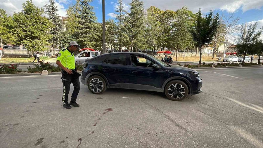 Otomobille Elektrikli Bisikletin Çarpıştığı Kaza Kamerada: 1 Yaralı