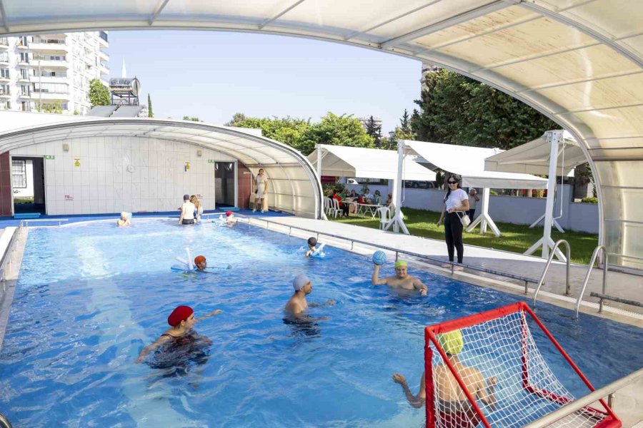 Mersin’de Özel Bireyler Hem Yüzme Öğreniyor Hem Sosyalleşiyor