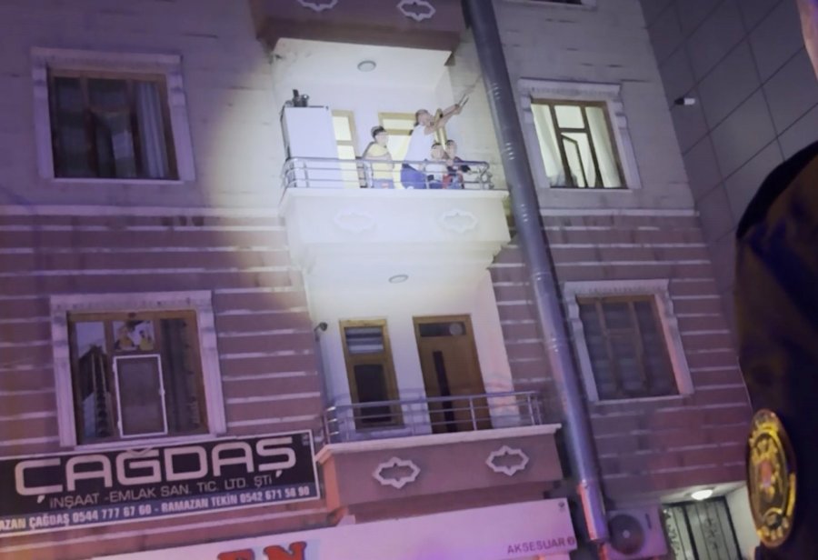 Eski Eşini Darbeden Şahıs Çocuklarını Bıçakla Rehin Aldı