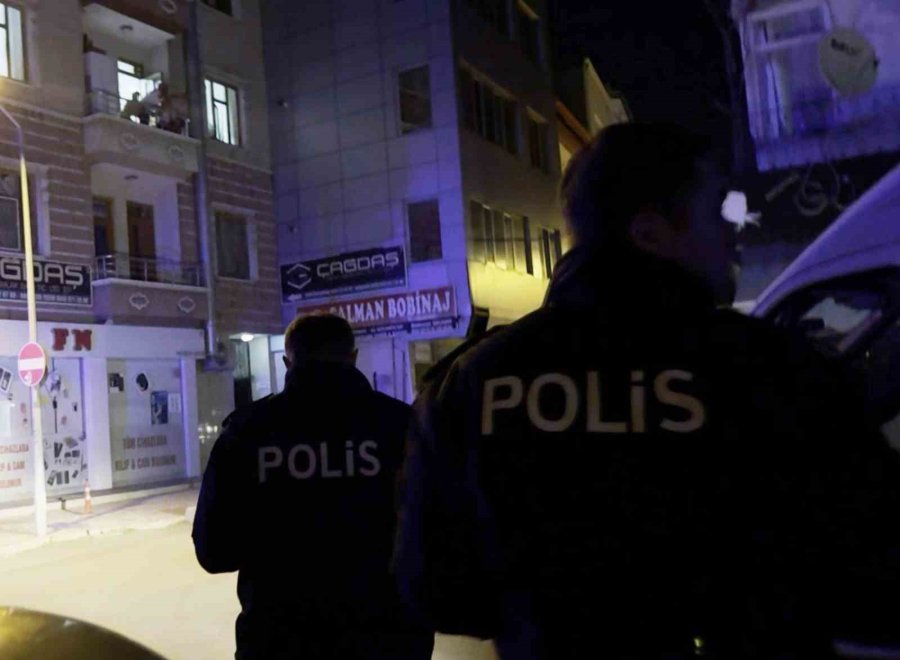 Eski Eşini Darbeden Şahıs Çocuklarını Bıçakla Rehin Aldı