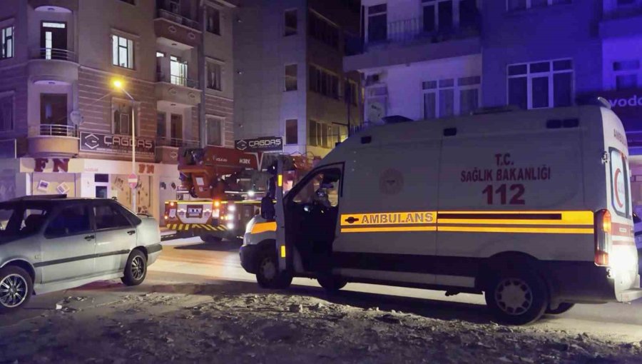 Eski Eşini Darbeden Şahıs Çocuklarını Bıçakla Rehin Aldı