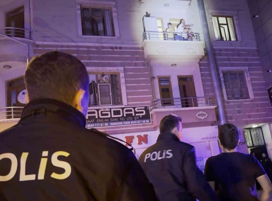 Eski Eşini Darbeden Şahıs Çocuklarını Bıçakla Rehin Aldı