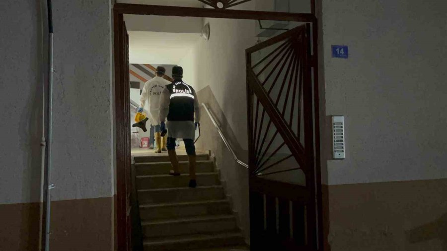 Alanya’da 5 Katlı Binada Yangın: 1 Kişi Hayatını Kaybetti