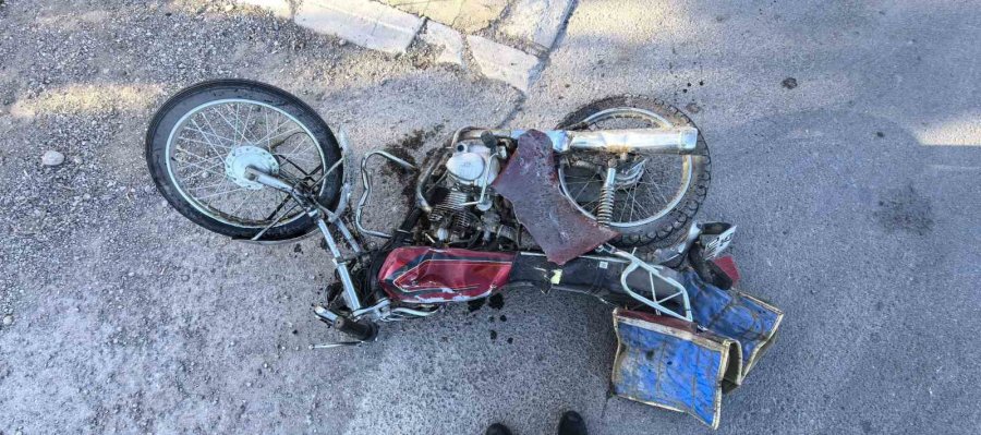 Otomobille Çarpışan Motosikletin 74 Yaşındaki Sürücüsü Hayatını Kaybetti