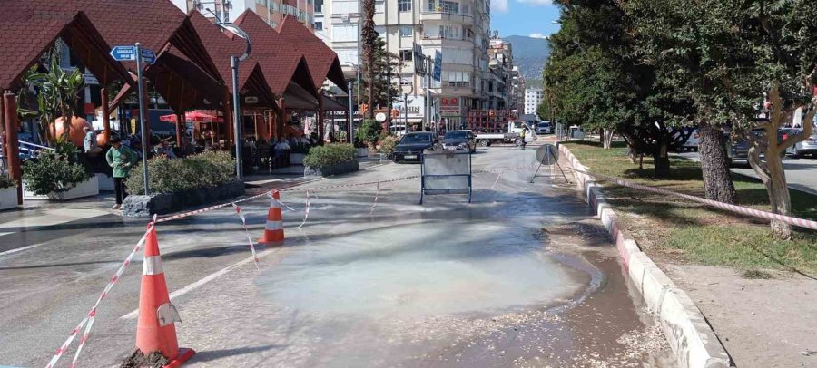 Kumluca’da İçme Suyu Borusu 1 Ayda 5 Kez Patladı