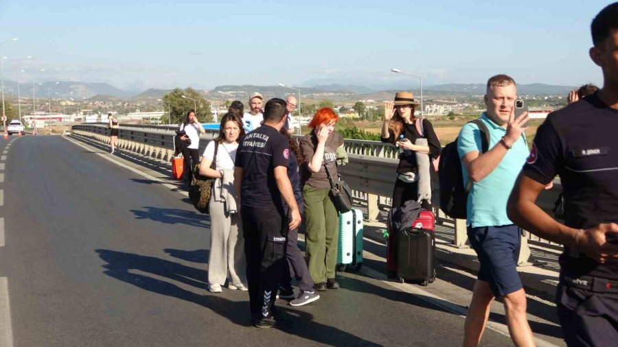 Antalya’da 4 Araçlı Zincirleme Kaza