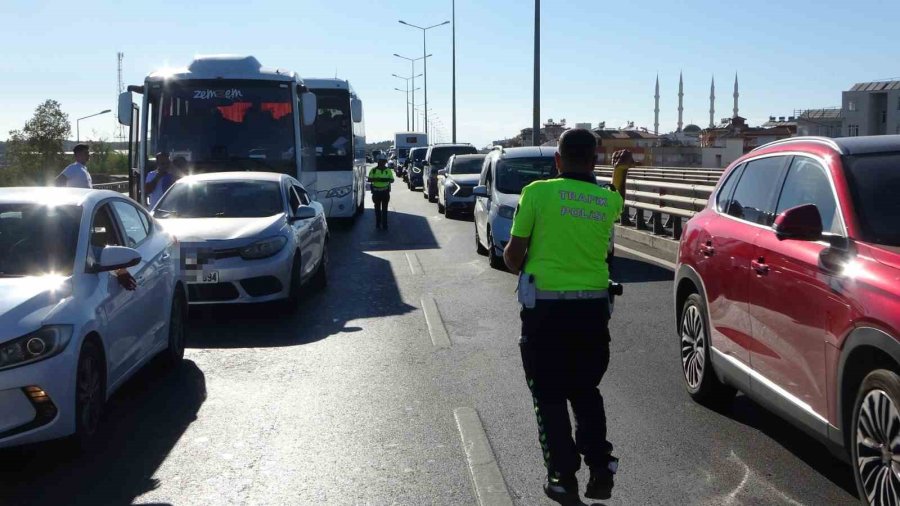 Antalya’da 4 Araçlı Zincirleme Kaza