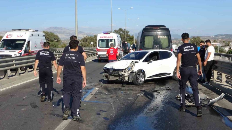 Antalya’da 4 Araçlı Zincirleme Kaza