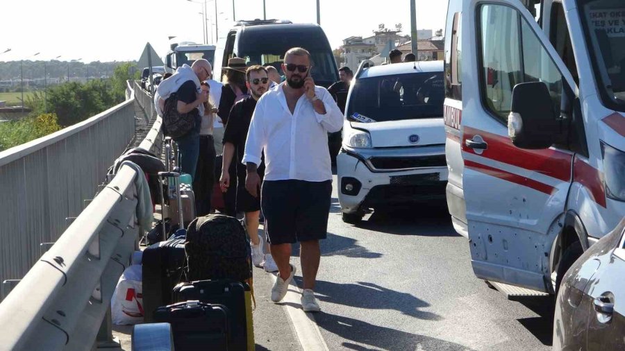 Antalya’da 4 Araçlı Zincirleme Kaza