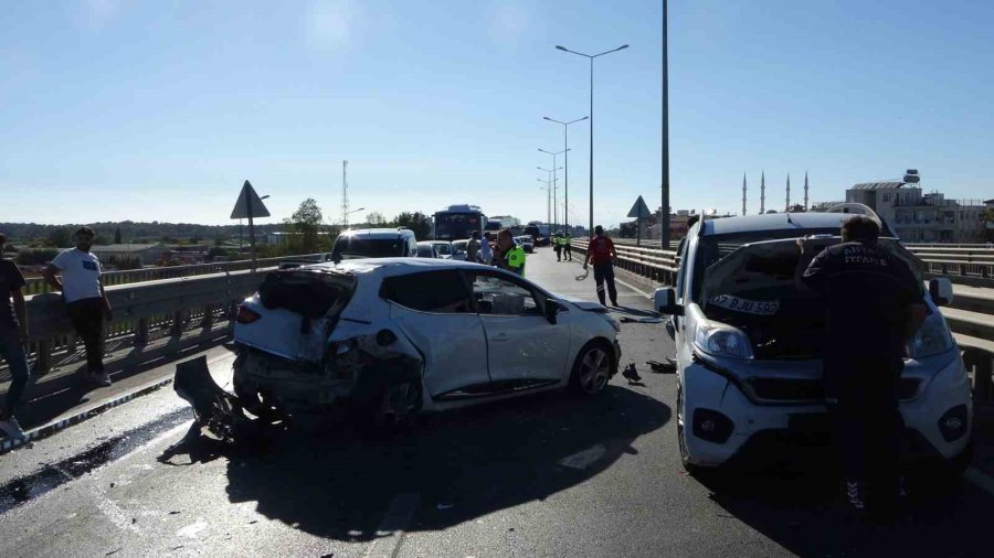 Antalya’da 4 Araçlı Zincirleme Kaza