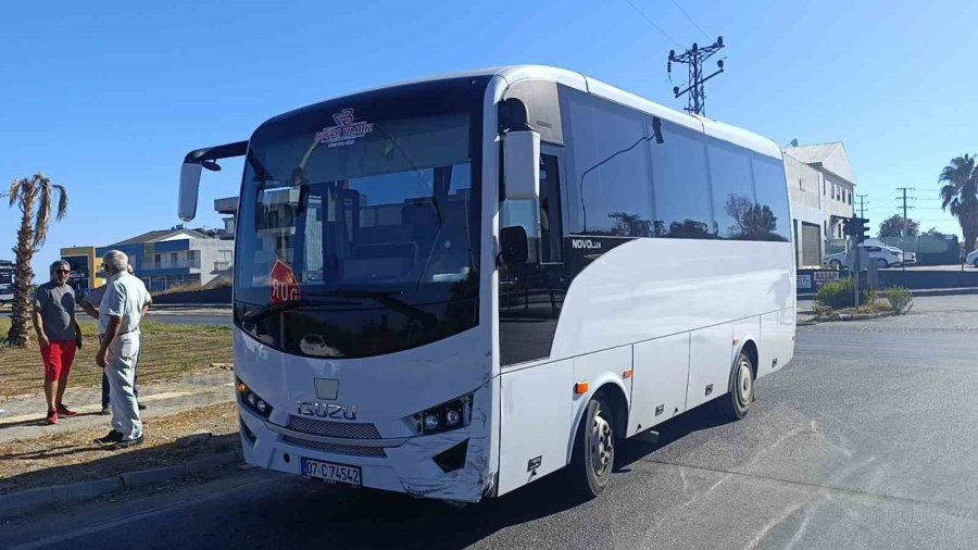 Otel Servis Midibüsüyle Çarpışan Motosikletli Yaralandı