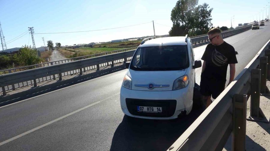 Bariyerlere Çarpan Tofaş Hurdaya Döndü, Etrafa Saçılan Parçaları Başka Sürücüyü De Yaraladı