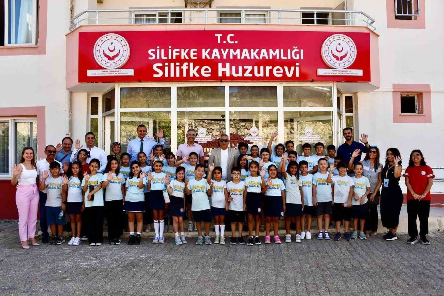 Öğrenciler, Huzurevi Sakinlerinin Gönlüne Dokundu