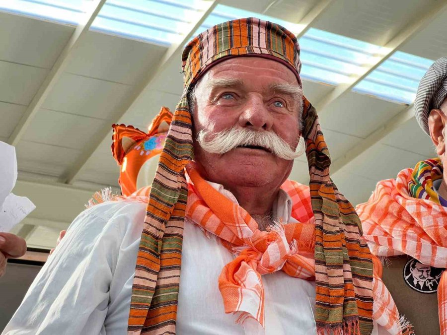 Pala Bıyıklar Yarıştı