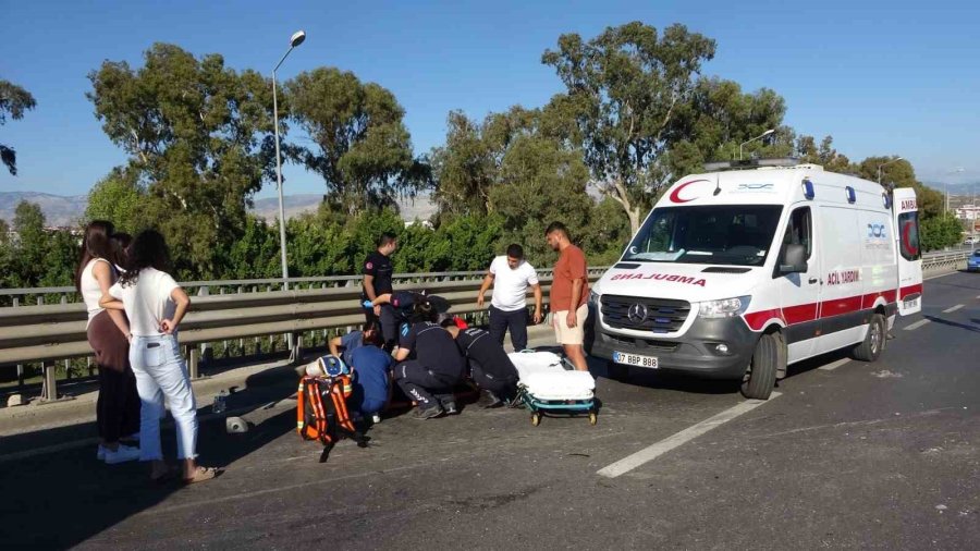 Bariyerlere Çarpan Tofaş Hurdaya Döndü, Etrafa Saçılan Parçaları Başka Sürücüyü De Yaraladı
