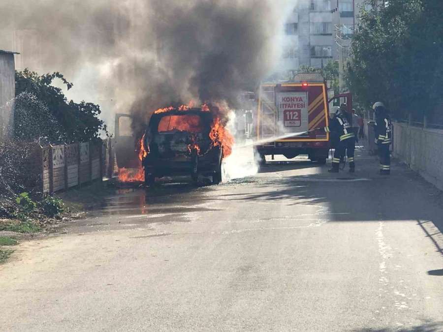 Park Halindeki Ticari Taksi Alev Topuna Dönerek Yandı