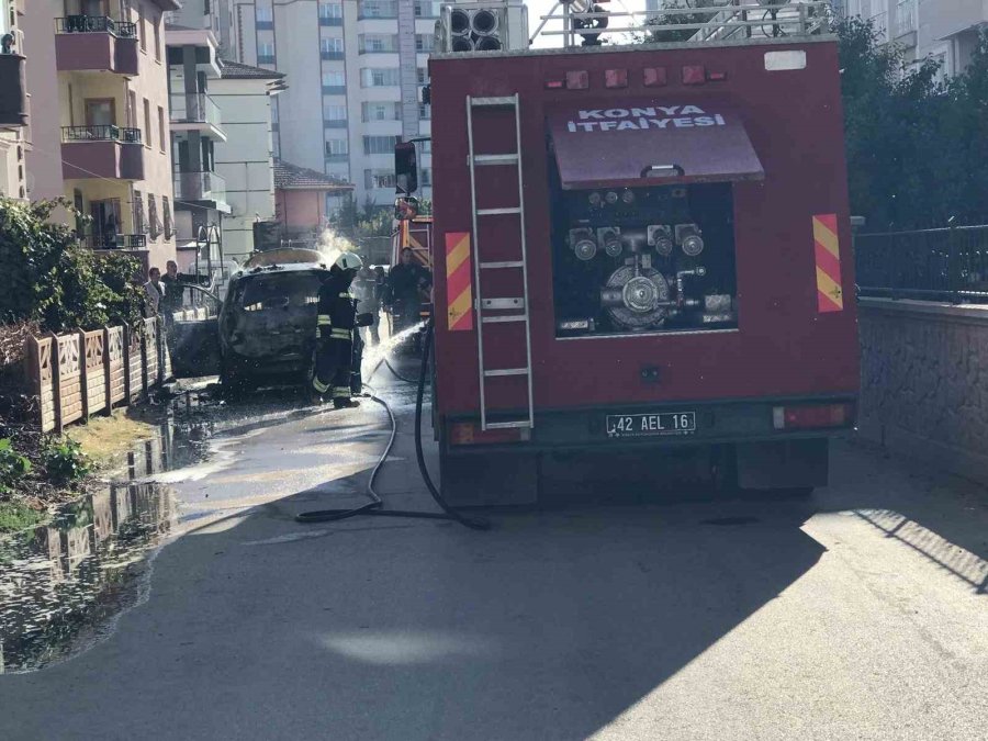 Park Halindeki Ticari Taksi Alev Topuna Dönerek Yandı