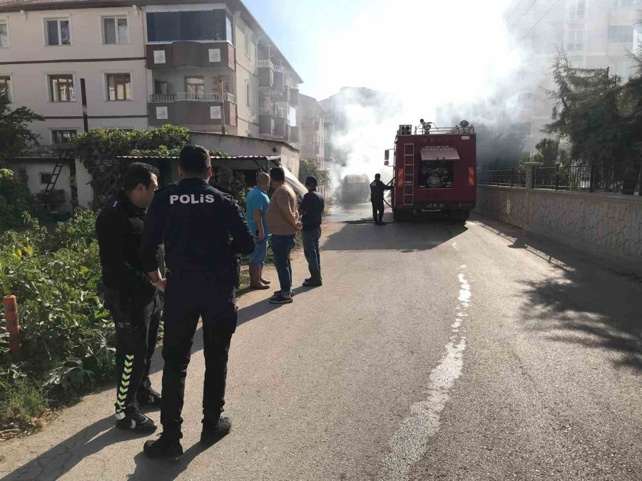 Park Halindeki Ticari Taksi Alev Topuna Dönerek Yandı