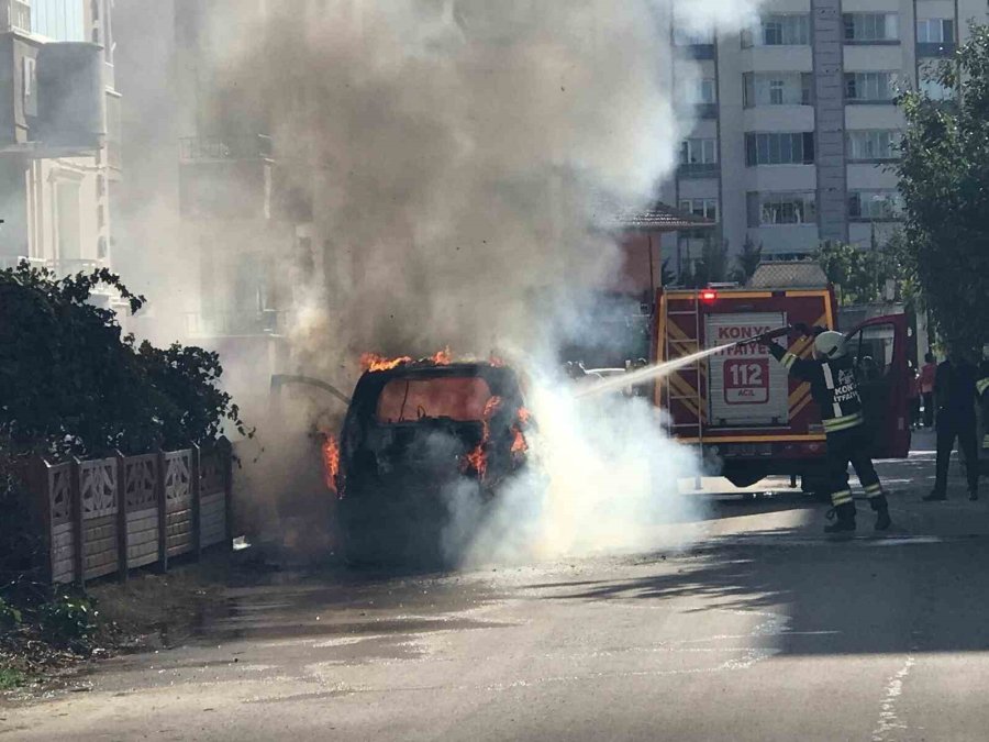 Park Halindeki Ticari Taksi Alev Topuna Dönerek Yandı