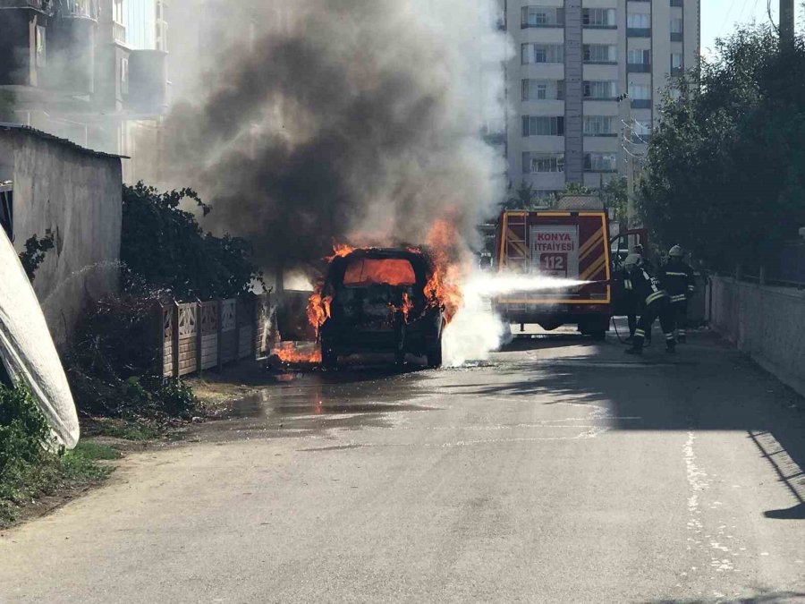Park Halindeki Ticari Taksi Alev Topuna Dönerek Yandı