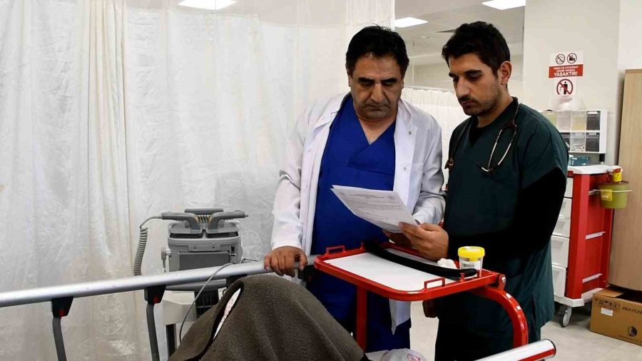 Doktor Baba-oğul Aynı Hastanede Hizmet Etmenin Mutluluğunu Yaşıyor