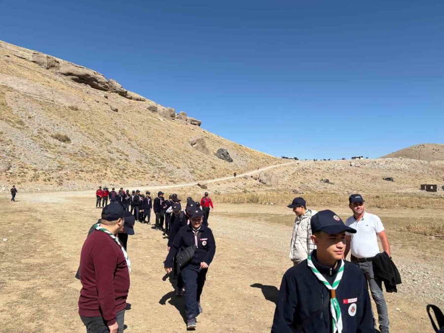 ‘niğde Gençlerine Sahip Çıkıyor’ Projesi Kapsamında Doğa Yürüyüşü Düzenlendi