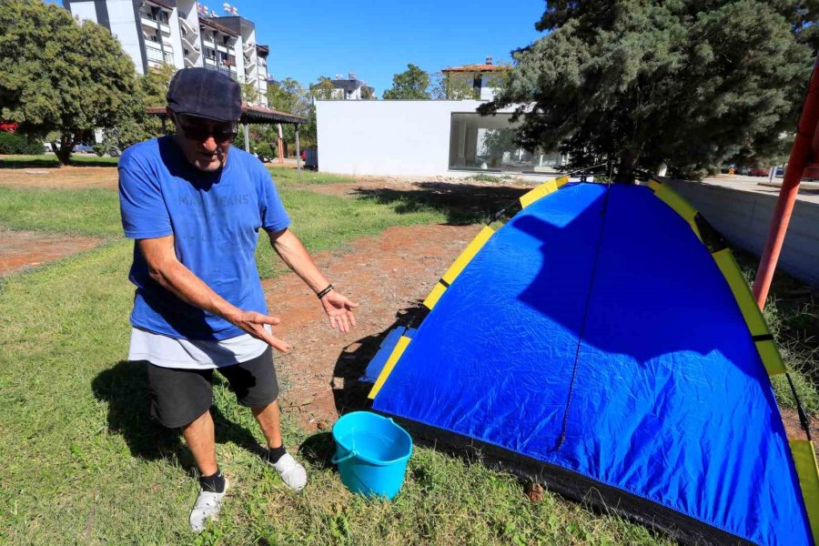 Kendisini Bıçaklayıp Uzaklaştırma Alan Eşini Bankta Yatarken Görüp Eve Aldı, Kendi Evsiz Kaldı