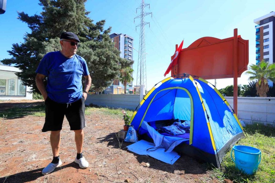 Kendisini Bıçaklayıp Uzaklaştırma Alan Eşini Bankta Yatarken Görüp Eve Aldı, Kendi Evsiz Kaldı