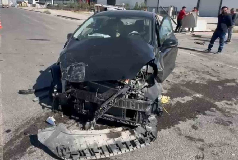 Otomobilin Kamyonetle Çarpıştığı Kaza Kameraya Yansıdı: 2 Yaralı