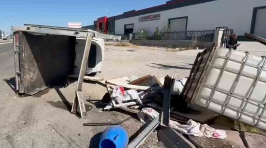 Otomobilin Kamyonetle Çarpıştığı Kaza Kameraya Yansıdı: 2 Yaralı