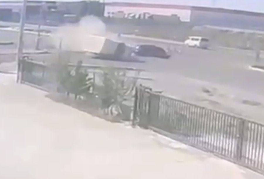 Otomobilin Kamyonetle Çarpıştığı Kaza Kameraya Yansıdı: 2 Yaralı