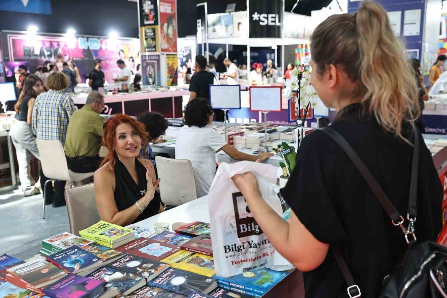 Kitap Tutkunları Antalya Kitap Fuarı’nda Buluşmaya Devam Ediyor