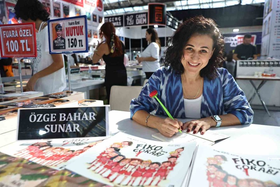 Kitap Tutkunları Antalya Kitap Fuarı’nda Buluşmaya Devam Ediyor