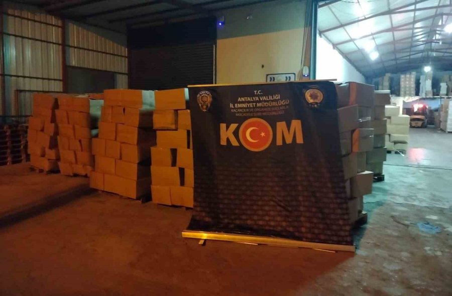 Antalya’da Çok Sayıda Kaçak Ürün Ele Geçirildi