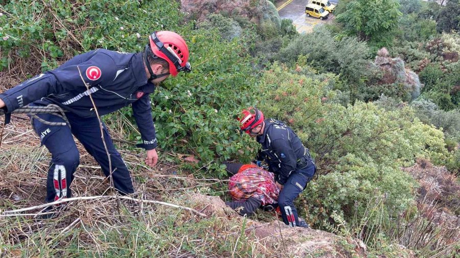 Falezlerde Mahsur Kalan Kadın İtfaiyenin Zorlu Operasyonuyla Kurtarıldı