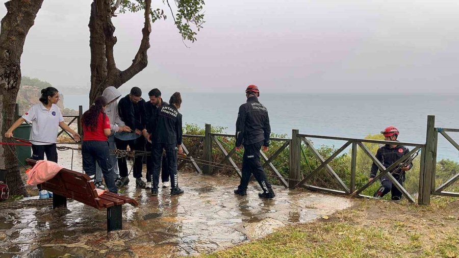 Falezlerde Mahsur Kalan Kadın İtfaiyenin Zorlu Operasyonuyla Kurtarıldı