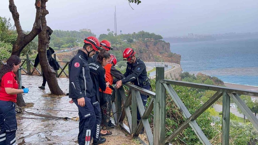 Falezlerde Mahsur Kalan Kadın İtfaiyenin Zorlu Operasyonuyla Kurtarıldı