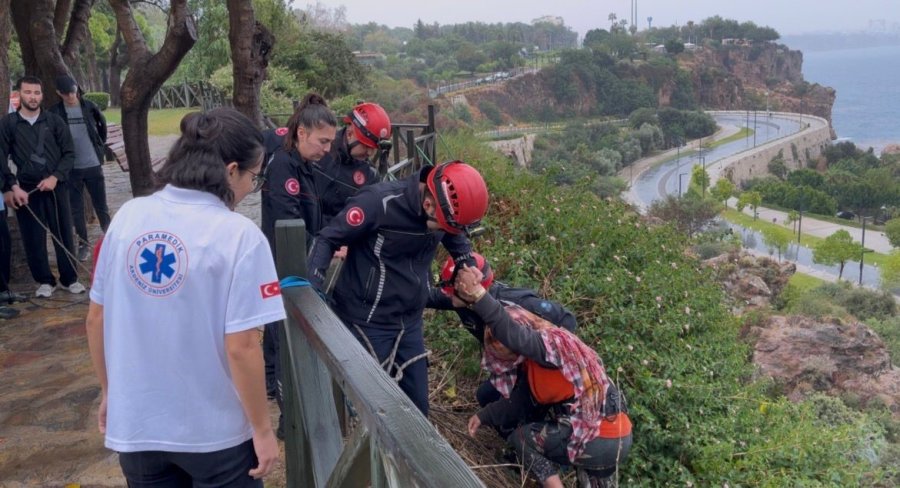 Falezlerde Mahsur Kalan Kadın İtfaiyenin Zorlu Operasyonuyla Kurtarıldı