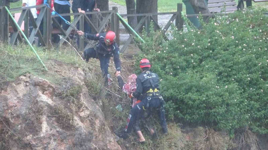 Falezlerde Mahsur Kalan Kadın İtfaiyenin Zorlu Operasyonuyla Kurtarıldı