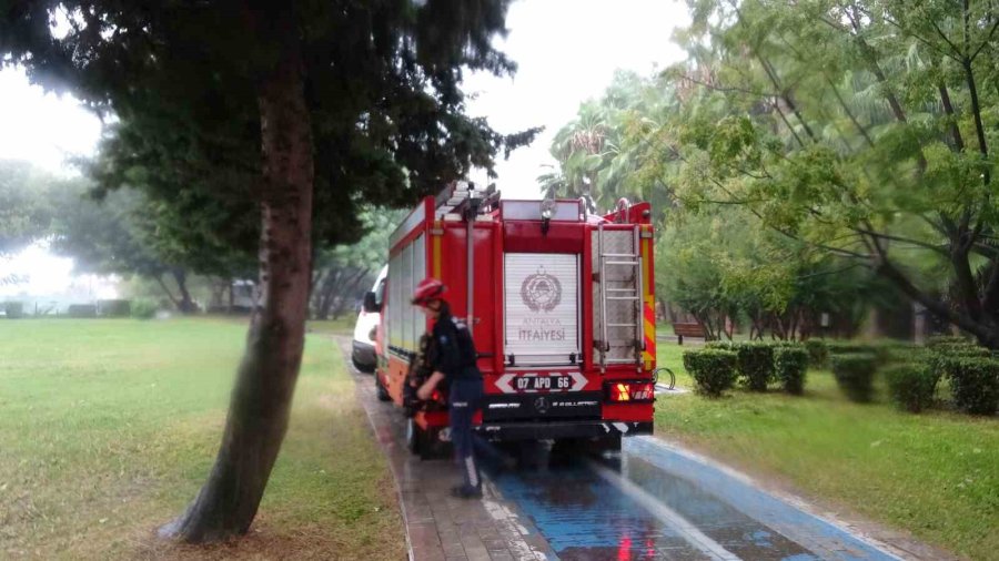 Falezlerde Mahsur Kalan Kadın İtfaiyenin Zorlu Operasyonuyla Kurtarıldı